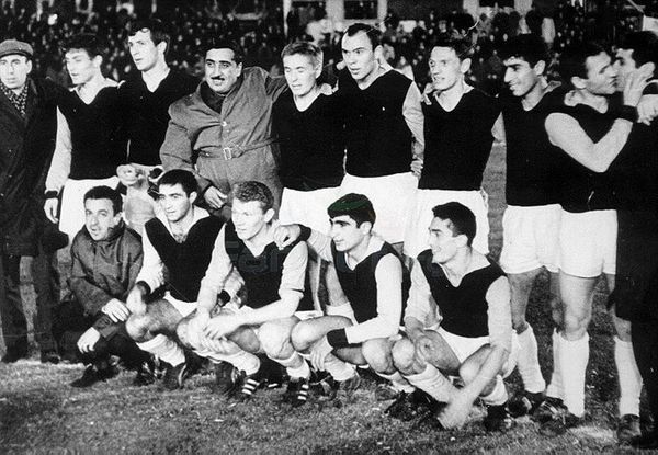 Нефтяник (Баку), 1966 год. Cлева направо: стоят – В.Семиглазов, С.Крамаренко, нач.команды Ш.Ордуханов, Н.Богданов, В.Брухтий, А.Трофимов, Я.Бабаев, К.Туаев, старший тренер А.Алескеров; присели – администратор А.Исмайлов, Э.Маркаров, А.Банишевский, М.Зейналов, В.Гаджиев. - Sputnik Азербайджан