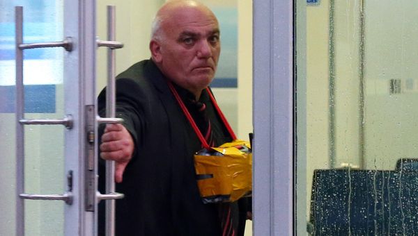 Арам Петросян, угрожающий устроить взрыв, в отделении «Ситибанка» на Большой Никитской улице - Sputnik Азербайджан
