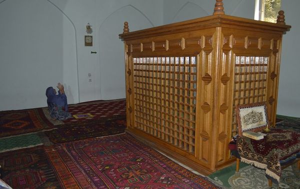 В 1998-99 годах мавзолей был отреставрирован по инициативе благотворителя Ислама Керимова мастером Гаджи Агамирзой - Sputnik Азербайджан