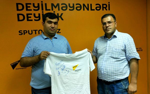 Победитель получил в награду от Sputnik майку с автографом Фариды Азизовой Победитель получил в награду от Sputnik майку с автографом Фариды Азизовой - Sputnik Азербайджан