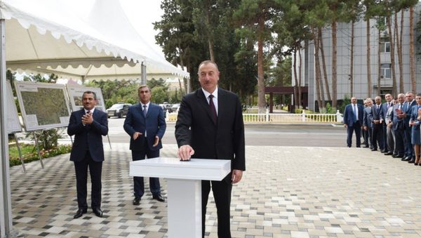 Президент Азербайджана Ильхам Алиев принял участие в открытии новой линии питьевой воды в Сальяне - Sputnik Азербайджан