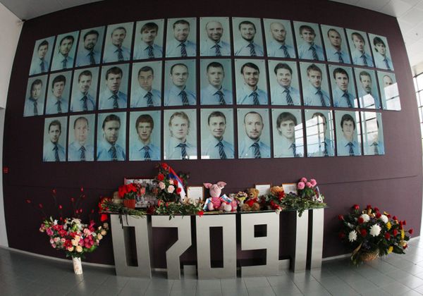 Мемориальная стена в память о членах хоккейного клуба Локомотив - Sputnik Азербайджан