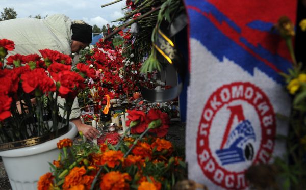 Цветы и свечи в память о погибших хоккеистах ярославского Локомотива у стадиона Арена-2000 - Sputnik Азербайджан