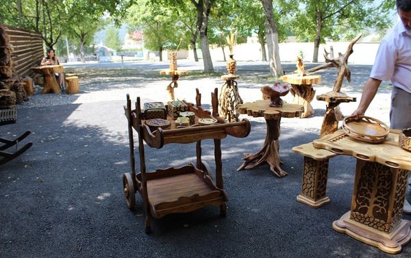 Дороже всего продаются стол и стулья – за полторы тысячи манатов Дороже всего продаются стол и стулья – за полторы тысячи манатов - Sputnik Азербайджан