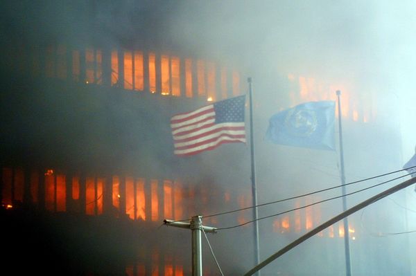 Пожар в небоскребах Всемирного торгового центра после теракта. США, Нью-Йорк, 11 сентября 2001 года - Sputnik Азербайджан