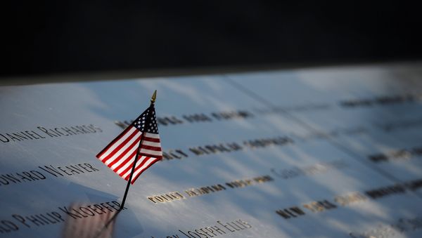 Флаг США на доске с именами жертв теракта в Национальном мемориале 11 сентября. Манхэттен, Нью-Йорк, 10 сентября 2016 года - Sputnik Азербайджан