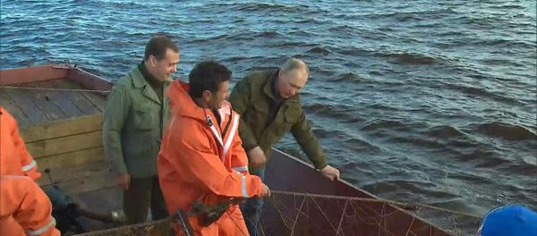 Путин и Медведев прошли на катере по озеру Ильмень и отведали рыбацкой ухи - Sputnik Азербайджан