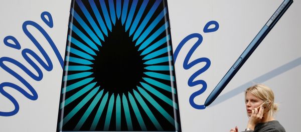 Рекламный плакат смартфона Samsung Galaxy Note 7 в Лондоне - Sputnik Азербайджан