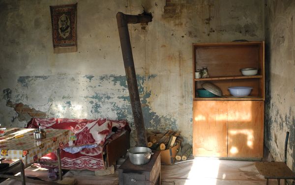 В таком ужасающем состоянии было старое здание детского сада деревни Мезрели - Sputnik Азербайджан