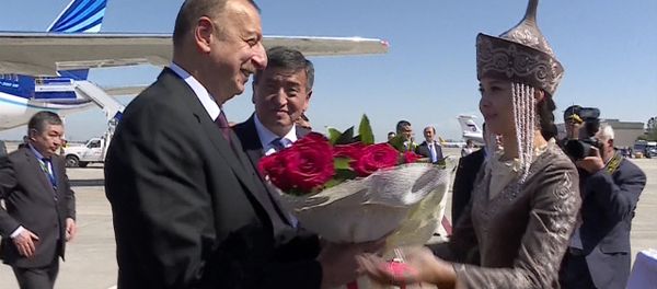 Кыргызская красавица вручила президенту Азербайджана Алиеву букет цветов - Sputnik Азербайджан