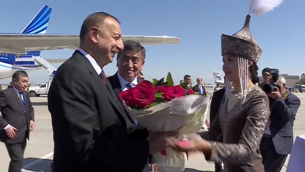 Кыргызская красавица вручила президенту Азербайджана Алиеву букет цветов - Sputnik Азербайджан