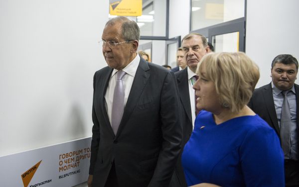 Министр иностранных дел России Сергей Лавров (слева) и руководитель Международного информационного агентства и радио Sputnik Кыргызстан Елена Череменина в редакционном центре Sputnik Кыргызстан в Бишкеке - Sputnik Азербайджан