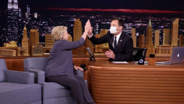 Ведущий телепрограммы Tonight Show поприветствовал в студии Хиллари Клинтон, надев медицинскую маску - Sputnik Азербайджан