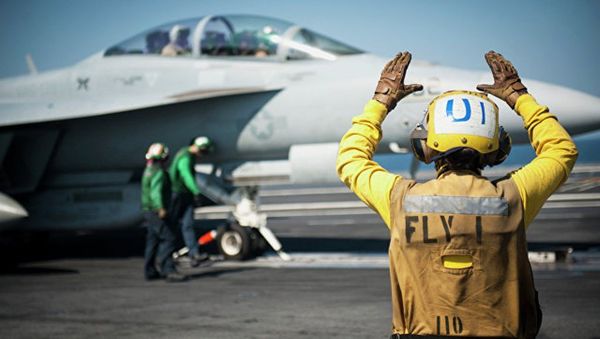 Американский самолет готовится к боевому вылету. Архивное фото - Sputnik Азербайджан