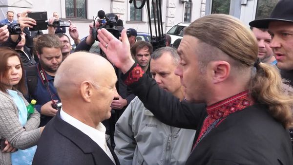 У посольства РФ в Киеве протестующие не пропускали пришедших на выборы россиян - Sputnik Азербайджан