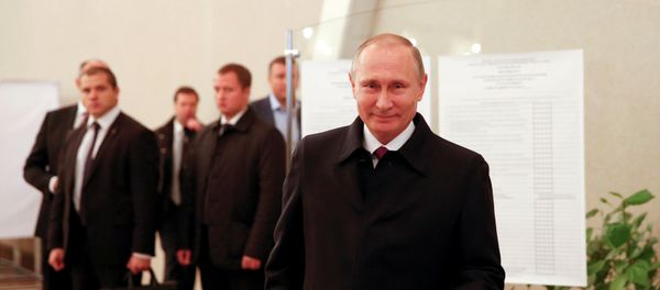 Президент России Владимир Путин голосует на на парламентских выборах. Москва, 18 сентября 2016 - Sputnik Азербайджан