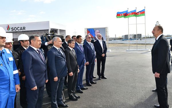 Президент Ильхам Алиев принял участие на церемонии закладки фундамента установки по производству битума - Sputnik Азербайджан