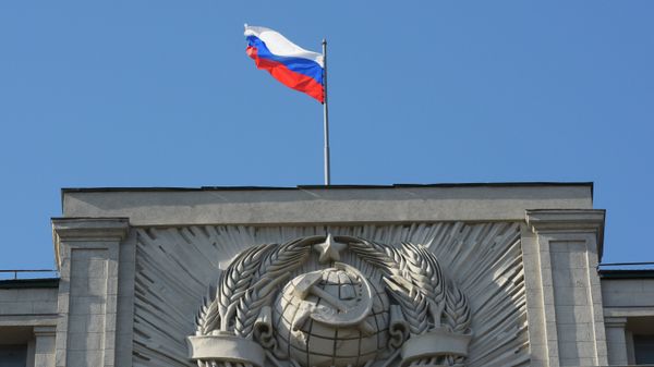 Флаг на здании Государственной Думы РФ на улице Охотный Ряд в Москве - Sputnik Азербайджан