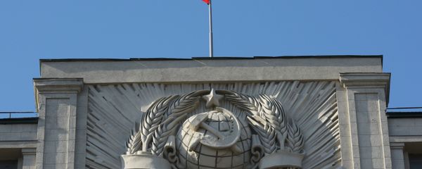 Флаг на здании Государственной Думы РФ на улице Охотный Ряд в Москве Флаг на здании Государственной Думы РФ на улице Охотный Ряд в Москве - Sputnik Азербайджан