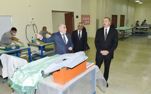 Президент Азербайджана Ильхам Алиев принял участие в презентации беспилотника “Zərbə” - Sputnik Азербайджан