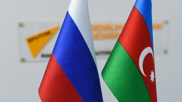 Rusiya və Azərbaycan bayraqları - Sputnik Азербайджан