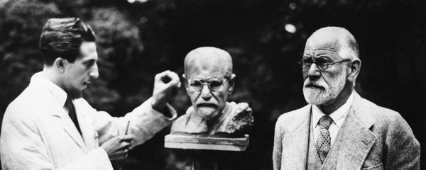 Отец психоанализа Зигмунд Фрейд позирует скульптору Оскару Неману, Вена, 1931 год - Sputnik Азербайджан