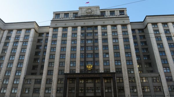 Здание Государственной Думы РФ на улице Охотный Ряд в Москве - Sputnik Азербайджан