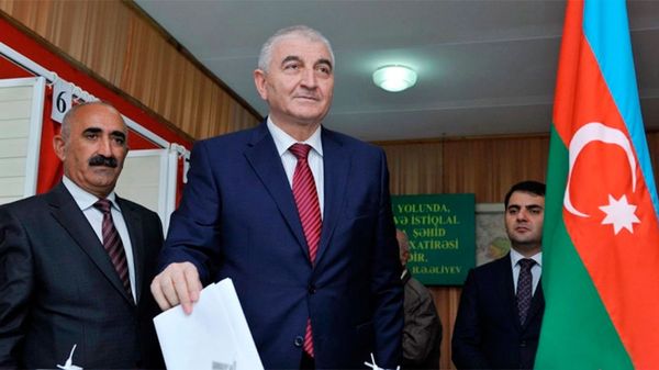 Голосование Мазахира Панахова на референдуме - Sputnik Азербайджан