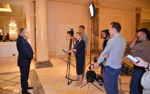 Руководитель наблюдательной миссии Межпарламентской ассамблеи Содружества независимых государств (МПА СНГ) Ильяс Умаханов - Sputnik Азербайджан