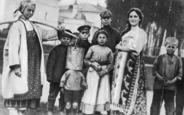 Русский поэт Сергей Есенин (3-й справа) среди односельчан-константиновцев - Sputnik Азербайджан
