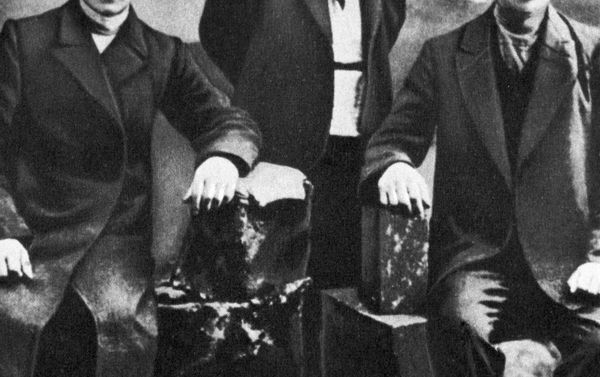 Русский поэт Сергей Есенин (в центре) с отцом (слева) и дядей (справа) - Sputnik Азербайджан