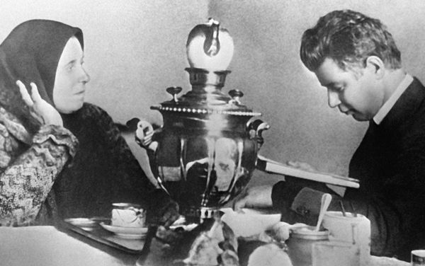 Поэт Сергей Есенин (справа) с матерью Татьяной Федоровной (слева) - Sputnik Азербайджан
