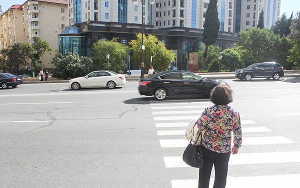 Многие здесь перебегают зебру, опасаясь, что окажутся под колесами автомобилей - Sputnik Азербайджан