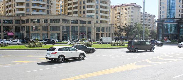 Круговая дорога перед зданием Государственного комитета по статистике в Ясамальском районе Баку - Sputnik Азербайджан