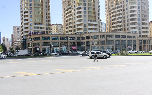 Движение автомобилей здесь крайне плотное, что постоянно создает угрозу жизни пешеходов - Sputnik Азербайджан