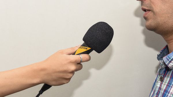 Журналист берет интервью, архивное фото - Sputnik Азербайджан