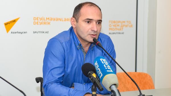 Исполнительный директор Детского паралимпийского комитета Азербайджана Камал Мамедов на проходящем в Международном пресс-центре Sputnik Азербайджан видеомосте Баку-Москва-Минск - Sputnik Азербайджан