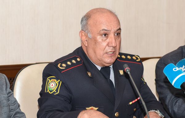 Глава отдела по связям с общественностью Главного управления дорожной полиции Баку Вагиф Асадов во время пресс-конференции - Sputnik Азербайджан