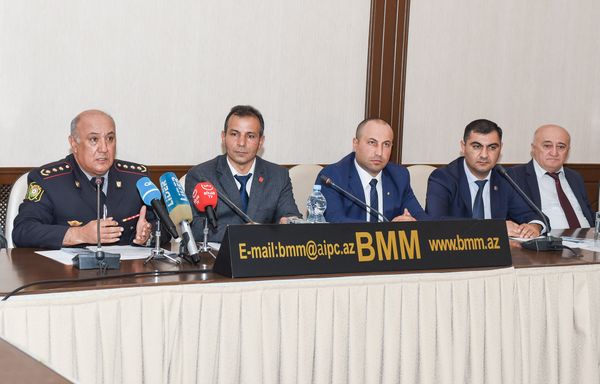 Организатор мероприятия — президент Фонда Воины-интернационалисты с инвалидностью Сарраф Оруджов (второй слева) - Sputnik Азербайджан