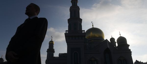 Мужчина стоит возле Московской Соборной мечети - Sputnik Азербайджан