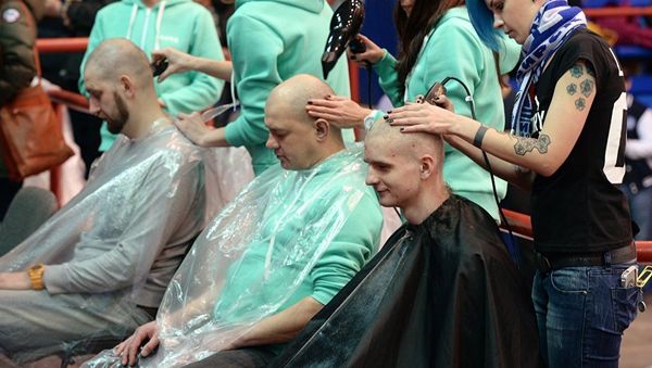 Архивное фото болельщиков ХК Сибирь, участвующих в массовой стрижке наголо. Акция была посвящена выходу команды в полуфинал плей-офф КХЛ - Sputnik Азербайджан