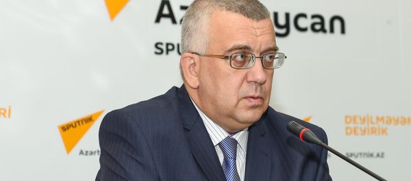 Российский военный эксперт Олег Кузнецов во время пресс-конференции на тему: “Перспективы азербайджано-российского военно-технического сотрудничества” - Sputnik Азербайджан