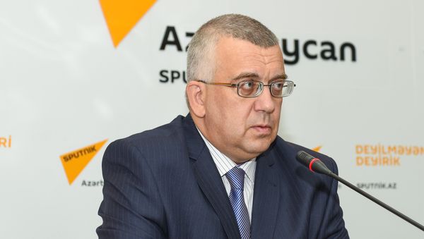 Российский военный эксперт Олег Кузнецов во время пресс-конференции на тему: “Перспективы азербайджано-российского военно-технического сотрудничества” - Sputnik Азербайджан