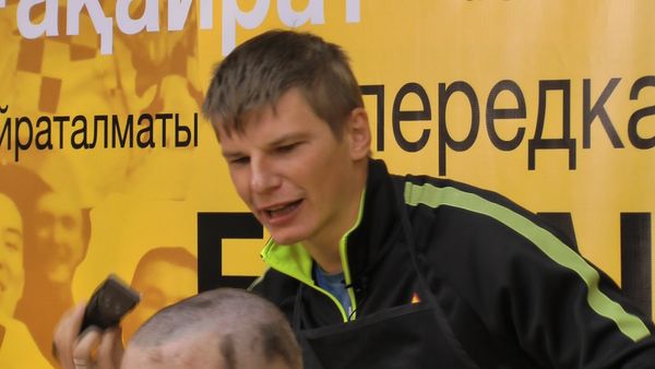 Аршавин наголо обрил проигравшего пари журналиста - Sputnik Азербайджан