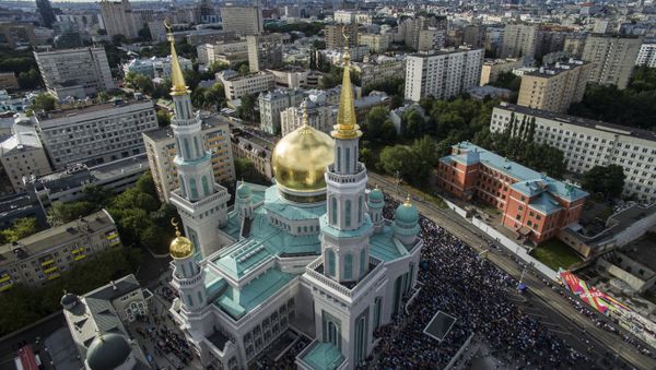 Мусульмане перед намазом у Соборной мечети в Москве - Sputnik Азербайджан