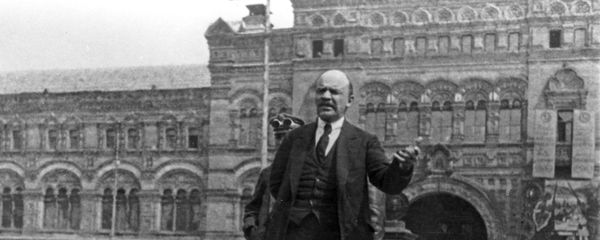 Владимир Ильич Ленин произносит речь на празднование 2-й годовщины войск Всевобуча, 25 мая 1919 года - Sputnik Азербайджан