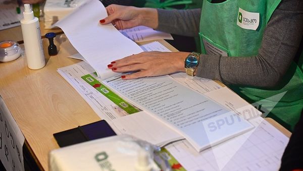 Работа избирательной администрации в день выборов на одном из участков в Тбилиси - Sputnik Азербайджан
