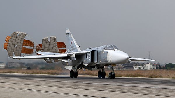 Российский тактический бомбардировщик Су-24 в сирийской провинции Латакия - Sputnik Азербайджан