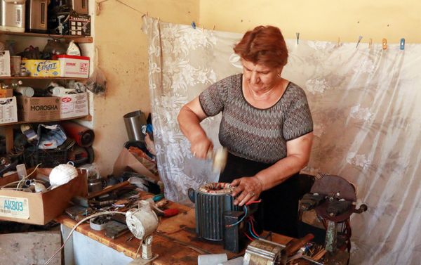 Жительница Евлаха Хураман Мамедова, наверное, единственная женщина в нашей стране – мастер по ремонту электрооборудования Жительница Евлаха Хураман Мамедова, наверное, единственная женщина в нашей стране – мастер по ремонту электрооборудования - Sputnik Азербайджан