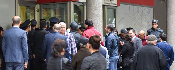 Вкладчики перед головным офисом Bank Standard в Баку - Sputnik Азербайджан